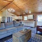 Cozy Home /w Fire Pit  & Deck
